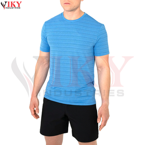 Camiseta de Manga Corta con Cuello Redondo y Micro Rayas Azules Personalizada de Marca Privada y Pantalones Cortos Deportivos Negros para Correr, Ropa Deportiva al por Mayor - Product Image 3