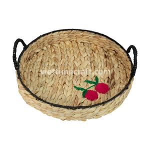 Plateau tissé en jacinthe d'eau naturelle, panier de service écologique fabriqué à la main, rangement décoratif, bord noir, broderie de fraises - Product Image 5
