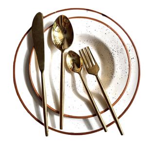 Ensemble de couverts élégants plaqués or, cinq pièces, fourchette et cuillère en acier inoxydable, couteau parfait pour les dîners élégants et les hôtels - Product Image 1