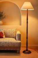 Lampe sur pied traditionnelle en bois avec abat-jour en tissu blanc, ampoule LED, culot E26, commande par interrupteur, lumière blanc chaud 2700K