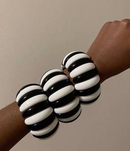 Brazalete de Resina Irregular de Moda, Nuevos Estilos de Alta Calidad, Brazalete de Resina, Joyería para Mujer Disponible - Product Image 2