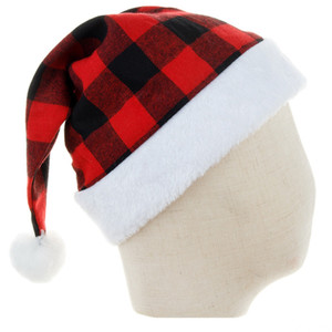 Bonnet de Noël à carreaux avec bordure en fausse fourrure blanche et pompon, couleurs contrastées, idéal pour les fêtes de Noël - Product Image 3