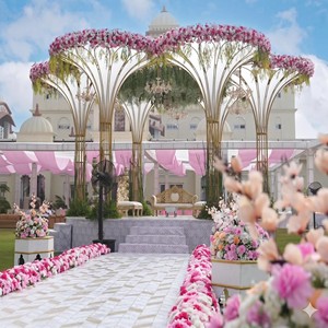 Compre un Impresionante Mandap de Boda de Tres Postes con Acabado Dorado, Arcos Metálicos de Última Generación, Conjunto de Mandap de Lujo para Bodas en Interiores - Product Image 2