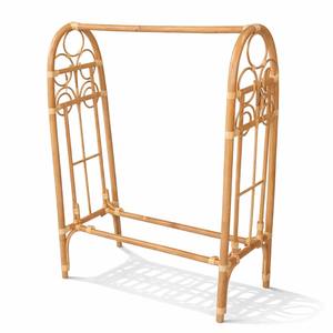 Porte-vêtements sur pied en rotin durable, de haute qualité, à vendre - Product Image 1