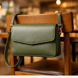 ce produit est semblable à un sac à main en cuir souple pour femme - Product Image 2