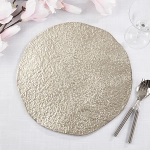 Plato de Presentación de Lujo en Metal Plateado con Borde Orgánico Irregular y Textura Arrugada para Bodas de Gala y Restaurantes de Alta Gama - Product Image 1