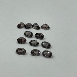 สปิเนลสีเทาธรรมชาติรุ่นลิมิเต็ดอิดิชั่น รูปทรงวงรี ขนาด 6x4 มม. ปรับขนาดแล้ว ไม่ผ่านการบำบัด จากแทนซาเนีย ขายส่ง คุณภาพดี - Product Image 4