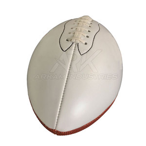 Ballon de rugby durable au toucher doux avec un contrôle de forme fiable, idéal pour les exercices de passe et les matchs. - Product Image 2