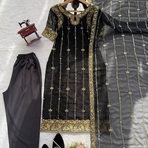 ชุดเซ็ตพร้อมใส่ ผ้าฟูโกเรจิ้ตประดับเลื่อมพร้อมหมุดตกแต่ง  ประกอบด้วยเสื้อท็อป แพลลัซโซ่ และผ้าคลุมไหล่ เหมาะสำหรับงานปาร์ตี้ ยืดหยุ่นได้และไม่ยับง่าย - Product Image 1