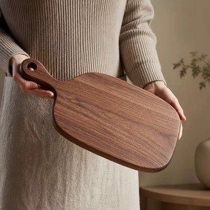 Planche à découper rectangulaire en bois de noyer avec poignée intégrée et trou de suspension, écologique, épaisseur 1,5 cm, compatible lave-vaisselle, pour service de charcuterie - Product Image 2