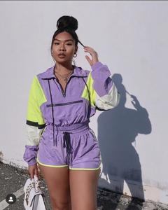 Ropa Deportiva de Alta Calidad en Contraste Verde Neón y Morado Lila, Logotipo Personalizado Profesional, Traje de Yoga y Jogging que Absorbe la Humedad - Product Image 1
