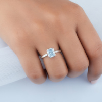Anillo de compromiso solitario VABS DIAMOND con moissanita de corte radiante de 1.00 CTW, engaste de bisel, plata 925 con baño de oro, para mujer
