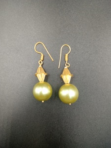 Pendientes Colgantes de Latón Chapado en Oro Vintage de Amaira Jewels con Perlas Naturales en Forma de Bola y Engaste de Bisel para Ocasiones Festivas de Mujer - Product Image 6