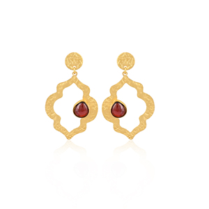 Boucles d'oreilles pendantes élégantes en pierre grenat hydro, serties de plaqué or, faites à la main en laiton, bijoux Shilpi Impex pour femmes - Product Image 1