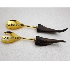 Ensemble de serveurs à salade en vente directe en usine en Inde prix de gros cuillère à salade en métal poli doré avec manche en corne naturelle - Product Image 1