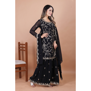 Haut en faux georgette avec broderie intérieure en micro-coton, associé à un pantalon palazzo brodé et à une dupatta richement brodée. - Product Image 2