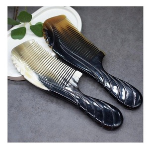 Peigne traditionnel en corne de bœuf, accessoire de soin des cheveux antistatique, fabriqué à la main, pour la relaxation du cuir chevelu, conception à dents fines pour un toilettage en douceur - Product Image 1