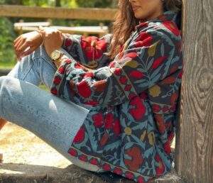 Chaqueta Suzani Hecha a Mano para Mujer, Abrigo con Cuello y Bordado Floral, Prenda Exterior Acolchada Estilo Bohemio para Festivales - Product Image 5