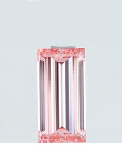 Diamant rose de laboratoire taille baguette longue, rose intense fantaisie, pierre brute à taille étagée pour pendentifs personnalisés et bijoux de luxe - Product Image 1