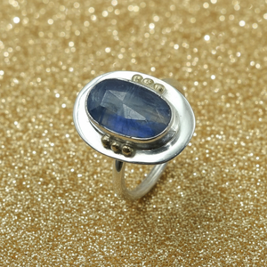 Anillo de Cianita Azul con Bola de Latón Plateado en Oro Rosa y Oro Amarillo, Joyería Artesanal con Gema Ovalada, Regalo - Product Image 1