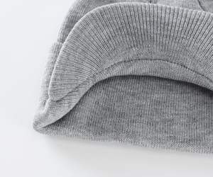 Bonnet d'hiver douillet pour homme avec visière et revers double tricoté, design isolant et chaud - Product Image 4