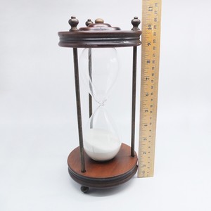 Sablier en verre artisanal traditionnel, très demandé, avec cadre métallique et base en bois - Product Image 4