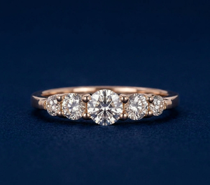 Bague de fiançailles classique à cinq pierres en diamant de laboratoire 0,86 CT VVS2 couleur F, or 14 carats plaqué rhodium, options jaune/rose - Product Image 1