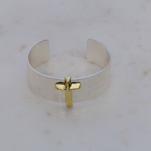 Bracelet manchette croix bicolore en laiton - Jonc religieux martelé argent et or - Bijoux chrétiens en métaux mixtes - Product Image 3