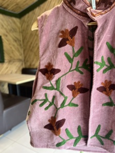 Chaleco de terciopelo de lujo hecho a mano con bordado floral |   Chaqueta sin mangas de diseño para mujer |   Moda de Boutique - Product Image 2