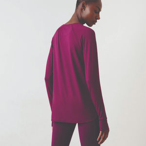 Camiseta elegante de manga larga con textura acanalada y tela suave y elástica que realza la forma y la comodidad, perfecta para usar en capas en cualquier temporada. - Product Image 2