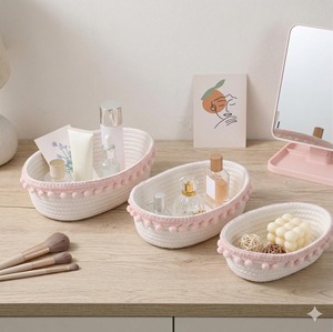 Juego de 3 cestas de macramé blancas con diseño de pompones para almacenamiento de productos de cuidado de la piel y maquillaje, organizador elegante para el hogar, procedentes de la India. - Product Image 1