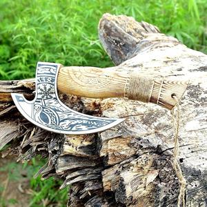 Cortador de Pizza Estilo Vikingo Hecho a Mano, Cuchillo para Pizza de Acero Inoxidable con Hoja Grabada y Mango de Madera, Regalo Personalizado para Papá - Product Image 3