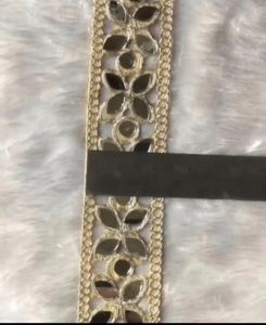 ผ้าลูกไม้ตาข่ายลายทองหรูหรา พร้อมงานกระจก ตกแต่งด้วยด้ายซารี  เป็นมิตรต่อสิ่งแวดล้อม เหมาะสำหรับชุดส่าหรี เลเฮนกา เสื้อผ้า และงานแต่งงาน - Product Image 1