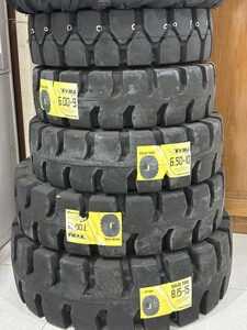 ยางรถยกแบบตัน รุ่น KUMA KF503 สีดำ สำหรับตู้คอนเทนเนอร์ขนาด 20 ฟุต ท่าเรือโฮจิมินห์ คุณภาพสูง มาตรฐานส่งออก ผลิตในเวียดนาม ระยะเวลาจัดส่ง 35-40 วัน - Product Image 6