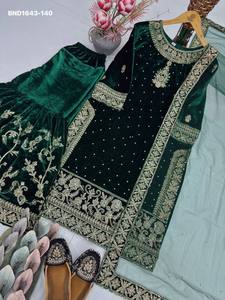 Colección Premium 9000: Conjunto de traje largo Sharara de terciopelo con lentejuelas y remaches, hecho a mano. Colección de exportación india. - Product Image 4