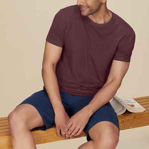 T-shirt en coton pour homme, col rond, manches courtes, couleur unie bordeaux, coupe classique, jersey décontracté, design respirant - Product Image 1