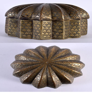 Exclusiva caja de pandan de latón estriado con grabados tradicionales de motivos de hojas. Disponible a precios de mayorista. - Product Image 1