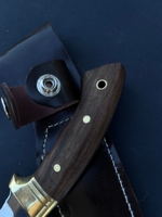 Couteau de camping très vendu, couteau de chasse en acier inoxydable à lame fixe avec manche en bois de noyer de haute qualité et étui en cuir