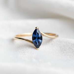 Anillo de Zafiro Azul Corte Marquesa, Plata de Ley 925, Chapado en Oro de 14K, Anillo de Compromiso Solitario Delicado, Piedra de Nacimiento de Septiembre - Product Image 1