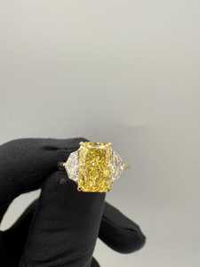 Bague de luxe à trois pierres en diamant jaune vif taille radiant 3,01 carats, cultivé en laboratoire, avec or massif 18 carats, certifié IGI, pour mariée et mariage - Product Image 4