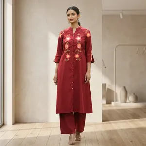 Ensemble Kurta en coton brodé rouge pour femmes avec travail floral à la main, manches trois quarts, col mandarin, longueur cheville, tenue décontractée - Product Image 6