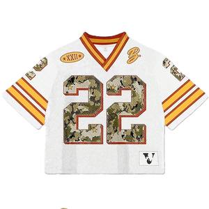 เสื้อฟุตบอลอเมริกันลายพรางสีขาวแบบกำหนดเอง หมายเลข 22 แขนเสื้อลายทาง ผ้าตาข่าย สตรีทแวร์ ผู้ผลิต OEM จำนวนมาก - Product Image 1