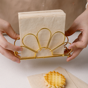 Porte-serviettes en métal glamour avec finition dorée, design autoportant pour la décoration intérieure, porte-serviettes en fer de luxe, métal contemporain - Product Image 1