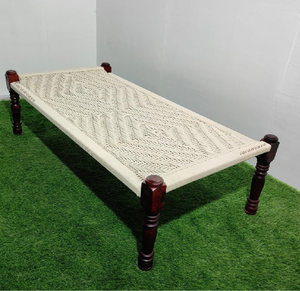 Lit de jour traditionnel en bois, orné de motifs géométriques tissés colorés, disponible à prix de gros. - Product Image 4