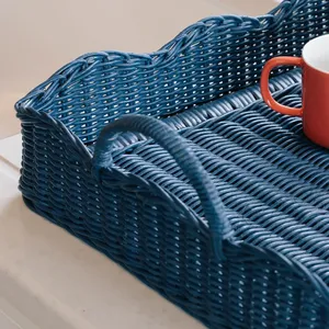 Bandeja rectangular de ratán azul marino con bordes festoneados, plato de servir de mimbre hecho a mano con asas arqueadas resistentes para decoración de mesa - Product Image 2