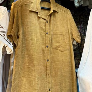 Chemise boutonnée pour homme en coton et lin texturé jaune moutarde, manches courtes, patte de boutonnage intégrale, respirante et confortable - Product Image 1