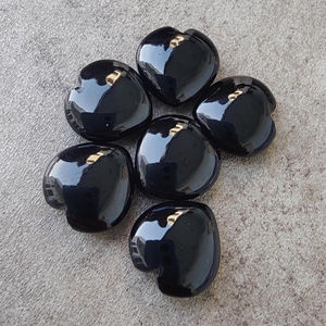Cabujón de Ónix Negro Natural en Forma de Corazón, Gema Suelta Calibrada, Pulida y Lisa - Product Image 1