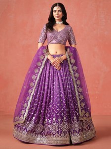 Robe de demoiselle d'honneur en organza brodé violet avec haut court à col en V et manches courtes, coupe trapèze, longueur au sol - Product Image 6