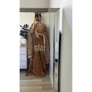 Vêtements indiens et pakistanais avec un look unique, travail de broderie lourd de créateur, plazzo et dupatta - Product Image 2