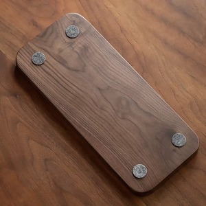Plateau de service rectangulaire fin en bois de noyer moderne Rehman Craft, facile à nettoyer, avec coussinets en feutre pour thé, café, collations et desserts - Product Image 6